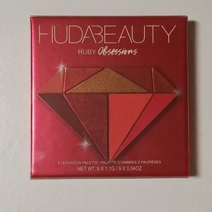 Huda Beauty eyeshadow palette